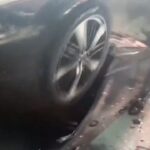 [動画0:28] 高齢男性、アクセルとブレーキを踏み間違えて機械式駐車場に転落