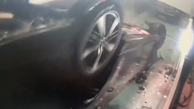 [動画0:28] 高齢男性、アクセルとブレーキを踏み間違えて機械式駐車場に転落