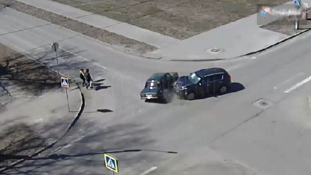 [動画1:06] 交差点で衝突事故、弾かれた車が歩行者に迫る
