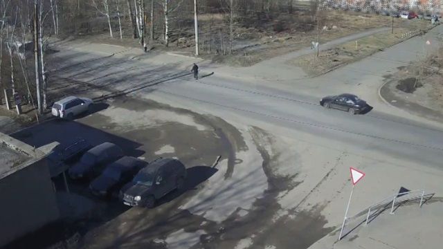 [動画1:13] 道路を渡る男性、車に気付いて引き返した結果