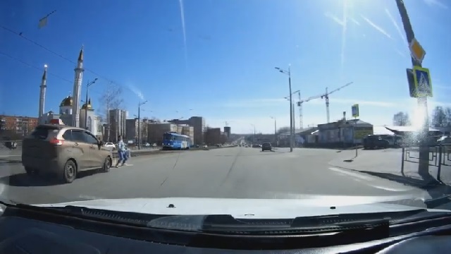 [動画1:05] 横断歩道を渡る女性、タクシーに倒される