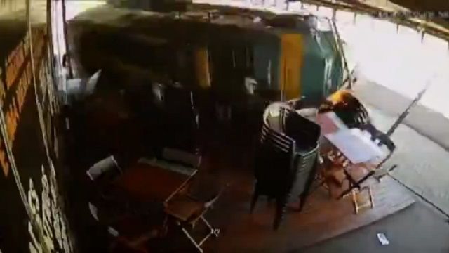 [動画1:06] 横転した現金輸送車、バーに突っ込む