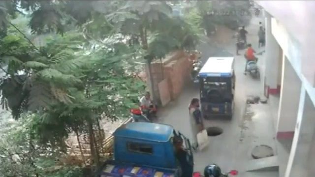 [動画0:33] インドではよくあること、蓋のないマンホールに女性が転落
