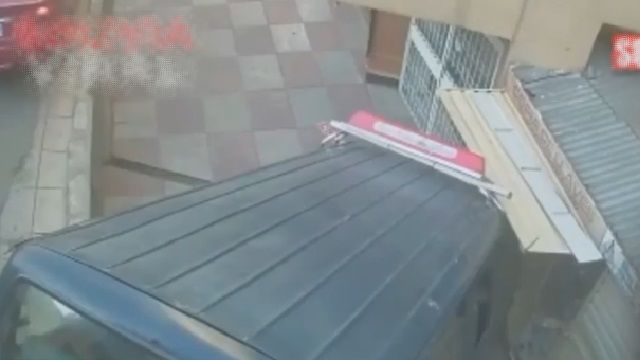 [動画2:18] コントロールを失ったミニバス、売店を訪れた男性に突っ込む