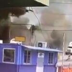 [動画0:16] 暴走トラック、料金所に突っ込み炎上