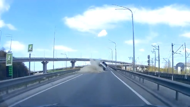 [動画0:33] ロシア軍に備えた障害物？気付かず車が衝突・・・