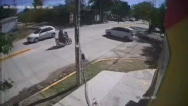 [動画0:15] 目の前に飛び出してきた車に衝突、ライダーが飛んでいく