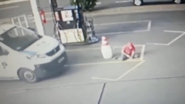 [動画0:39] ガソリンスタンドのスタッフ、仕事中に轢かれる