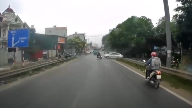 [動画0:41] わき道から出てきた車を避けてバイクが転倒、反対からはトラックが・・・