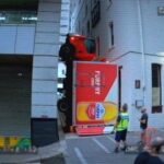 [動画0:41] ビルの間の通りにトラックが直立・・・！？