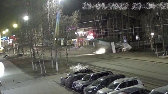 [動画0:17] 車が突っ込んだ建物、簡単に崩壊する
