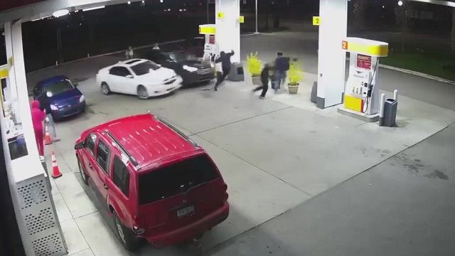 [動画2:17] ガソリンスタンドが修羅場に・・・、女が大暴れ！