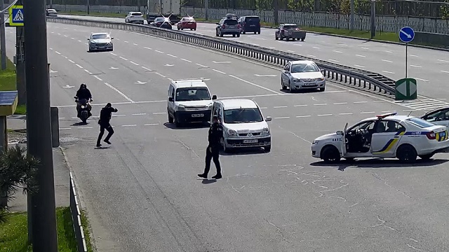 [動画0:51] ウクライナの警察官、体を張って逃走バイクを止める