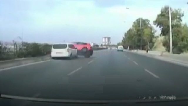 [動画0:43] 接触された車が横倒しになって滑っていく