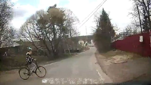 [動画0:30] 自転車の少年、脇道から飛び出してきて・・・