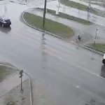 [動画0:50] トラックが停止してくれたので横断歩道を渡ろうとした結果・・・