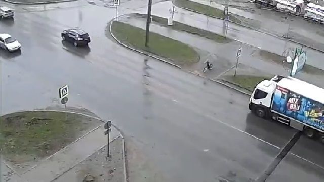 [動画0:50] トラックが停止してくれたので横断歩道を渡ろうとした結果・・・