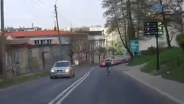 [動画0:22] 何があった？サイクリストさん、信号待ちの車に突っ込む