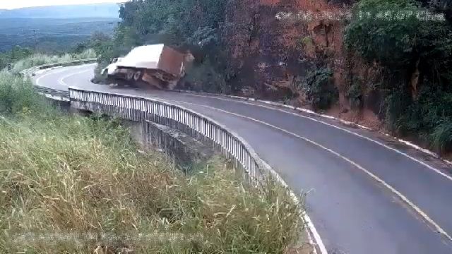 [動画0:59] 高さ７５メートル、地獄の門からトラックが転落