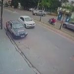 [動画0:13] 右折車を追い越すバイク、脇道から出てきた車に衝突