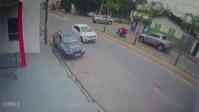[動画0:13] 右折車を追い越すバイク、脇道から出てきた車に衝突