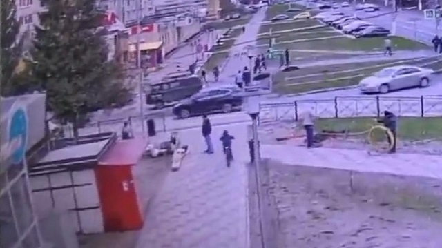 [動画0:26] 自転車の少年、全力で横断歩道を渡ろうとするも車の側面に突っ込む