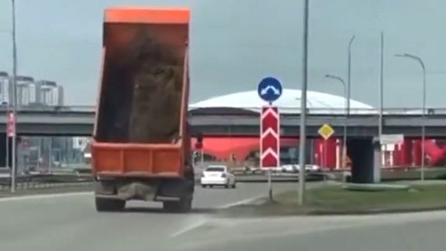 [動画0:23] トラックが荷台を上げたまま走行、高架道路に衝突