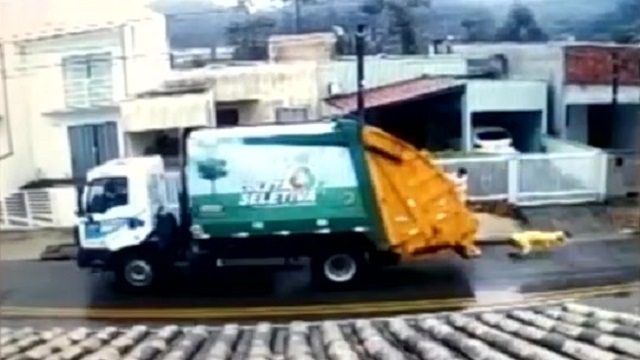 [動画1:09] ゴミ収集車の従業員、道路に転落