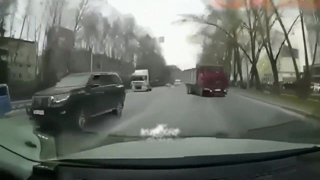 [動画0:27] これは怖い、対向車線からダンプトラックが目の前に飛び出してくる