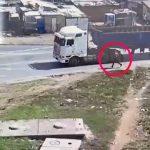 [動画0:41] スラム街を走るトラック、男に狙われるも予想外の結末が・・・