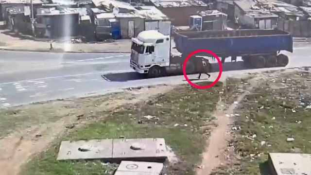 [動画0:41] スラム街を走るトラック、男に狙われるも予想外の結末が・・・