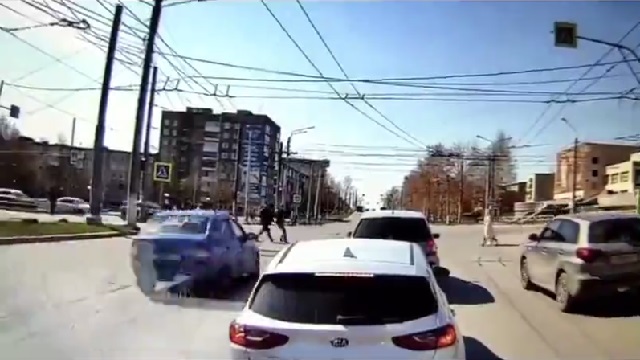 [動画0:21] 猛スピードで赤信号を突っ切る車、横断歩道を渡る兄弟が撥ねられる