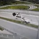 [動画0:30] 高速道路に停車した車に猛スピードのバンが突っ込む