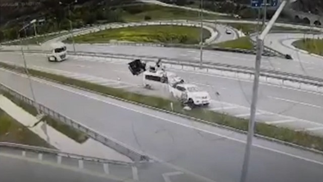 [動画0:30] 高速道路に停車した車に猛スピードのバンが突っ込む