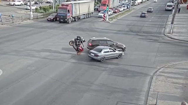 [動画1:01] 信号無視の車にバイクが急ブレーキ、ジャックナイフ状態から転倒