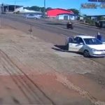 [動画0:20] 猛スピードのバイクが衝突、車がひっくり返る事故動画がヤバい・・・