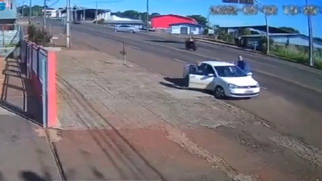 [動画0:20] 猛スピードのバイクが衝突、車がひっくり返る事故動画がヤバい・・・