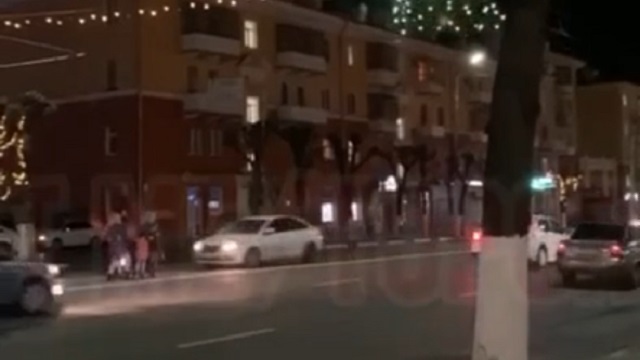 [動画0:09] 道路を横断する４人の歩行者、１人が一瞬で消える