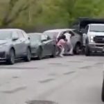 [動画0:48] 最悪な母の日、盗難車両を止めようとした女性が犠牲に・・・
