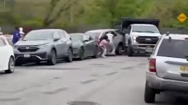 [動画0:48] 最悪な母の日、盗難車両を止めようとした女性が犠牲に・・・