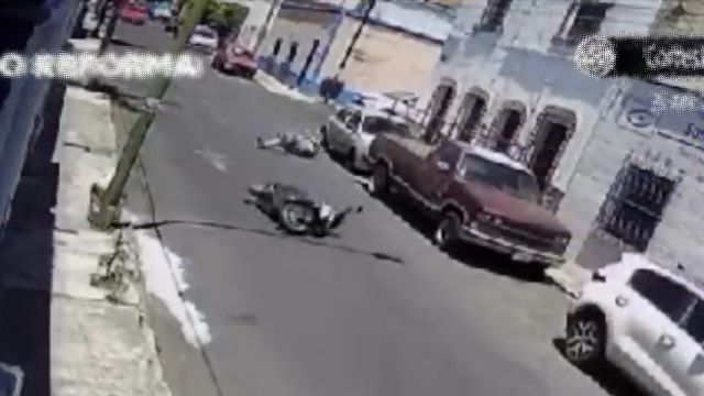[動画1:00] たるんだ電線でバイクが転倒、まさかの結末が・・・