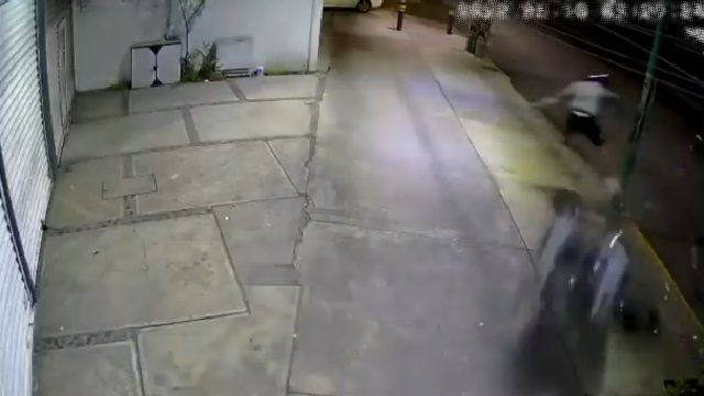 [動画0:41] ライダーさん、街灯にドーン！歩道にベチャッ！