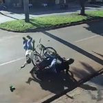 [動画0:43] 自転車の男性、バイクに吹っ飛ばされる
