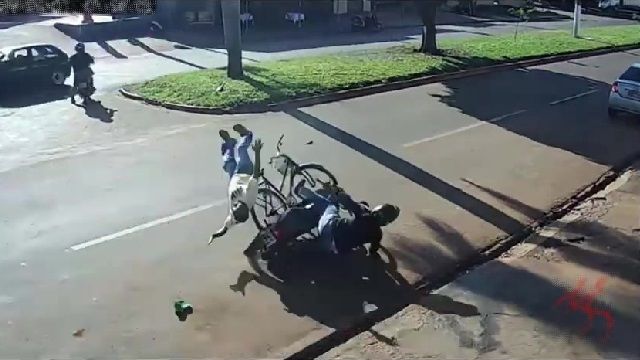 [動画0:43] 自転車の男性、バイクに吹っ飛ばされる