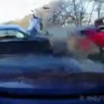 [動画0:39] カイエンさん、猛スピードで対向車に正面衝突→ヤバい結果に・・・