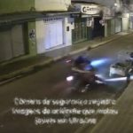 [動画1:40] 暴走バイク乗りの最期、女性のバイクに接触して転倒