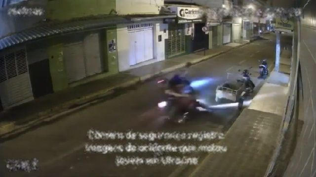 [動画1:40] 暴走バイク乗りの最期、女性のバイクに接触して転倒