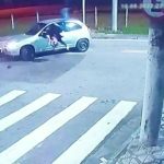 [動画0:17] ２２歳女性ライダーを撥ねた車、現場から逃走する
