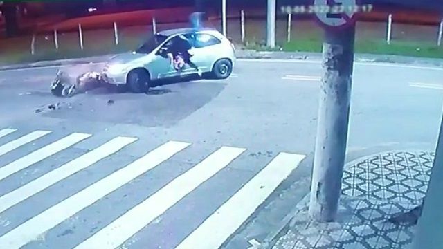 [動画0:17] ２２歳女性ライダーを撥ねた車、現場から逃走する