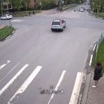 [動画1:56] これは人間ボーリング、横断歩道の子供たちが弾け飛ぶ